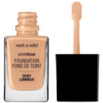 Base per Trucco Fluida Wet n Wild Foundation Dewy Classic Beige 30 ml